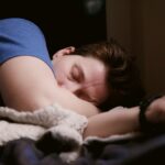 잠 못 이루는 밤, 일상 속 수면 습관으로 극복하자 man in blue shirt sleeping