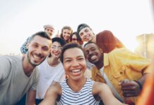 소셜 크루 액티비티, 건강한 라이프스타일을 위한 새로운 트렌드 A diverse group of friends taking a selfie outdoors